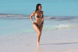 kim-kardashian-in-a-bikini-turks-and-caicos-04-06-2024-10.jpg