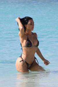 kim-kardashian-in-a-bikini-turks-and-caicos-04-06-2024-3.jpg