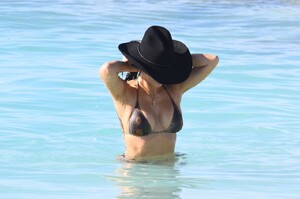 kim-kardashian-in-a-bikini-turks-and-caicos-04-06-2024-4.jpg
