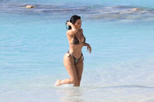 kim-kardashian-in-a-bikini-turks-and-caicos-04-06-2024-5.jpg