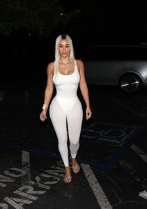 kim-kardashian-leaving-pavilions-supermarket-in-west-hollywood-06-18-2024-5.jpg