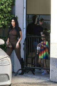 kim-kardashian-stuns-in-stylish-ensemble-at-son-s-basketball-game-7.jpg