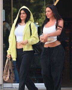 kylie-jenner-and-anastasia-karanikolaou-leaving-erewhon-store-in-calabasas-05-22-2024-0.thumb.jpg.f25f9d32518cb78041dcd8f31e4e64e2.jpg