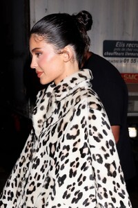 kylie-jenner-arriving-at-her-hotel-in-paris-06-23-2024-4.jpg