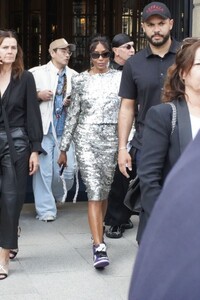 naomi-campbell-s-iconic-mix-of-couture-and-street-style-at-chanel-show-2.jpg