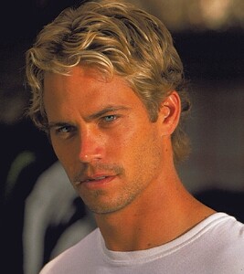 paul-walker-fast-e1626300956502.thumb.jpg.cfc699ecf4c509f14ba0e0e2f7312983.jpg