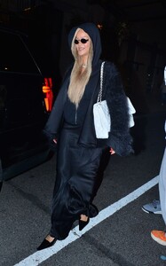 rihanna-exiting-the-four-seasons-hotel-in-new-york-05-09-2024-0.jpg