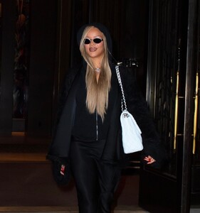 rihanna-exiting-the-four-seasons-hotel-in-new-york-05-09-2024-3.jpg