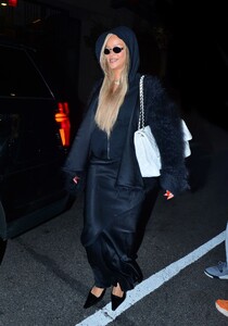 rihanna-exiting-the-four-seasons-hotel-in-new-york-05-09-2024-5.jpg