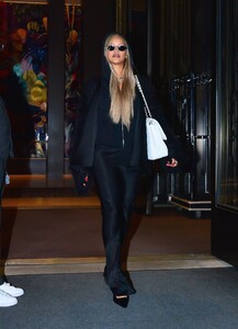 rihanna-exiting-the-four-seasons-hotel-in-new-york-05-09-2024-6.jpg
