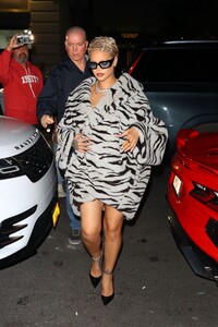rihanna-night-out-at-pergola-in-new-york-05-31-2024-1.jpg