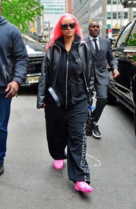 rihanna-stuns-with-vibrant-pink-hair-transformation-ahead-of-met-gala-0.jpg