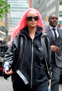 rihanna-stuns-with-vibrant-pink-hair-transformation-ahead-of-met-gala-7.jpg