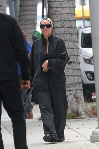 the-effortless-elegance-of-kim-kardashian-makeup-free-and-stylish-at-epione-3.jpg