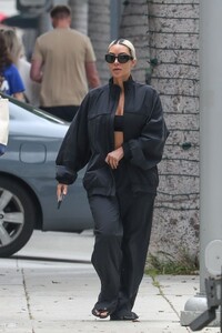 the-effortless-elegance-of-kim-kardashian-makeup-free-and-stylish-at-epione-4.jpg