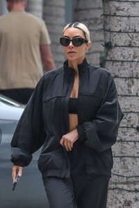 the-effortless-elegance-of-kim-kardashian-makeup-free-and-stylish-at-epione-6.jpg