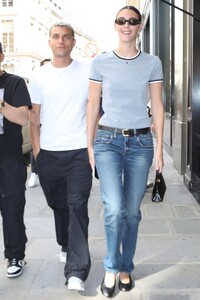 vittoria-ceretti-in-jeans-and-a-gray-t-shirt-out-in-paris-06-24-2024-0(1).thumb.jpg.fcd7b9683fc1f04bc0f7bfa1ec6bce5e.jpg