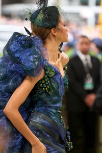 zendaya-at-met-gala-2024-more-photos-4.jpg