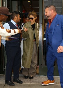 zendaya-signs-autographs-in-nyc-05-06-2024-0.jpg