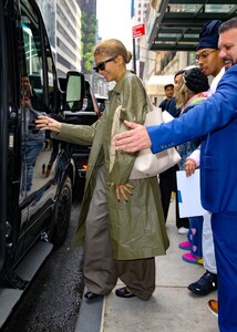 zendaya-signs-autographs-in-nyc-05-06-2024-1.jpg