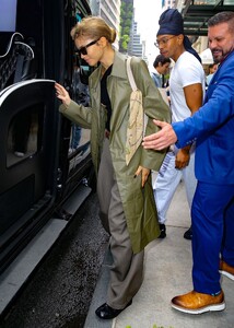 zendaya-signs-autographs-in-nyc-05-06-2024-2.jpg