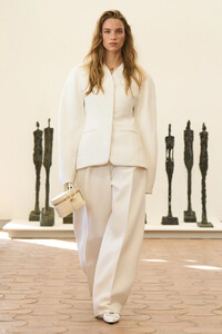 00020-jacquemus-spring-2024-ready-to-wear-credit-gorunway.thumb.jpg.9302b93bd23e68e0453327316470aa19.jpg