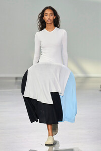 00022-jw-anderson-spring-2024-ready-to-wear-credit-gorunway.thumb.jpg.f2099c3330b5e0d2756e3f657239d3f6.jpg