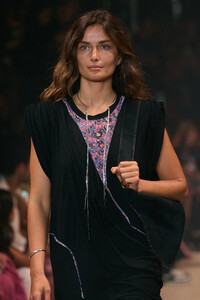 00091-isabel-marant-spring-2024-ready-to-wear-details-credit-gorunway.thumb.jpg.7e6e0a0c927c8a613298e2db5d7084cf.jpg