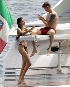 [2024.07.04] justjared_449675556_2512202075650634_1322650624456583098_n.jpg