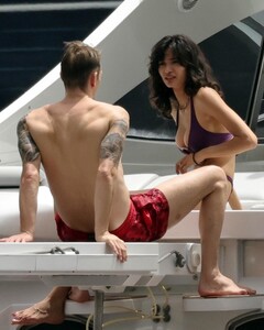 [2024.07.04] justjared_449761624_433117002882518_4775882969909751482_n.jpg