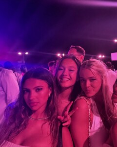 [2024.07.05] lilychee_449861717_456922440539760_2486734982693818277_n.jpg