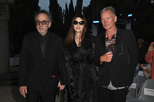 7735856-tim-burton-monica-bellucci-sting-arr-5580x0-2.thumb.jpg.acea88fb16d8dca32f24ffcdce1f5435.jpg