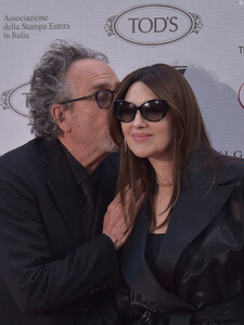 7735861-monica-bellucci-et-tim-burton-6580x0-2.thumb.jpg.8000453a81a7a4426fa7cb7caeb1c703.jpg