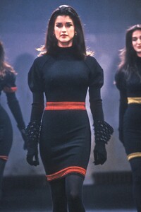 AzzedineAlaia1989WomenRTW31.thumb.jpg.2374e4b1fec410ab8e35c6c19a859ce4.jpg