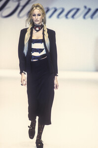 Blumarine1993WomenRTW60.thumb.jpg.b49528414b395354017c5a68ee3b6a7a.jpg