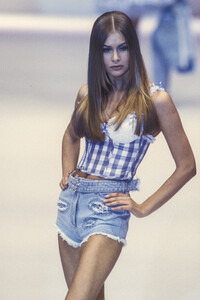 Blumarine1993WomenRTW67.thumb.jpg.2080dc856146a9b0359d5604ccadb5a5.jpg