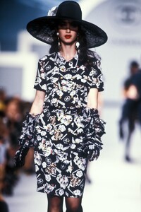 Chanel 1989 Women RTW 13.jpg