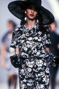 Chanel 1989 Women RTW 14.jpg