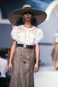 Chanel_SS1989_Carine_Pietri_01.jpg
