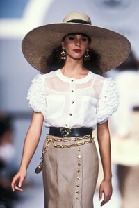Chanel_SS1989_Carine_Pietri_02.jpg