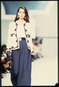 Chanel_SS1989_Gail_Elliott.thumb.jpg.1079444e28d4c91f70cb5ad014f0b50d.jpg