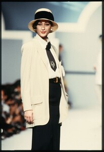 Chanel_SS1989_Gisele_Zelauy_03.jpg