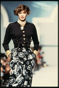 Chanel_SS1989_Ines_de_la_Fressange_03.jpg