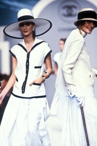 Chanel_SS1989_Ines_de_la_Fressange_08.jpg