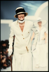 Chanel_SS1989_Ines_de_la_Fressange_09.jpg