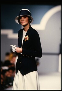 Chanel_SS1989_Ines_de_la_Fressange_17.jpg
