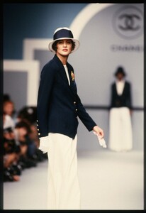Chanel_SS1989_Ines_de_la_Fressange_18.jpg