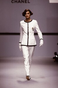 Chanel_SS1989_Ines_de_la_Fressange_34.jpg