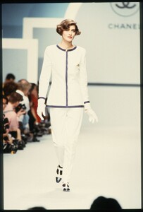 Chanel_SS1989_Ines_de_la_Fressange_35.jpg