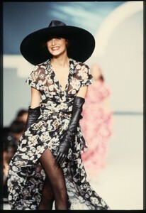 Chanel_SS1989_Ines_de_la_Fressange_37.jpg